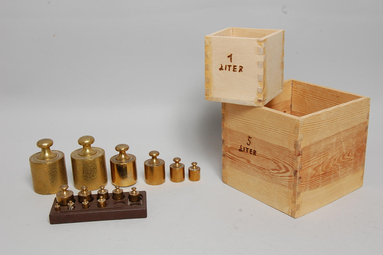 MÄSSINGSVIKTER, Krönta, TRÄMÅTT.