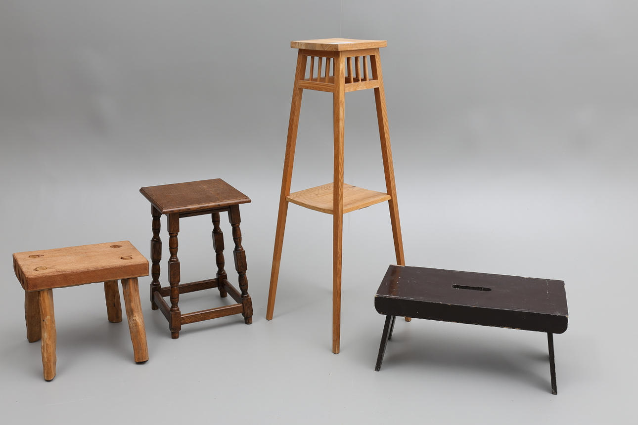 PIEDESTALER 2 st, samt PALLAR, 2 st.