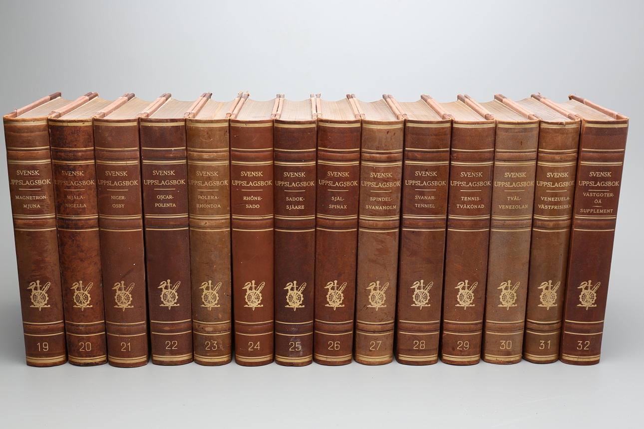 SVENSK UPPSLAGSBOK, 32 delar, 1950-tal.