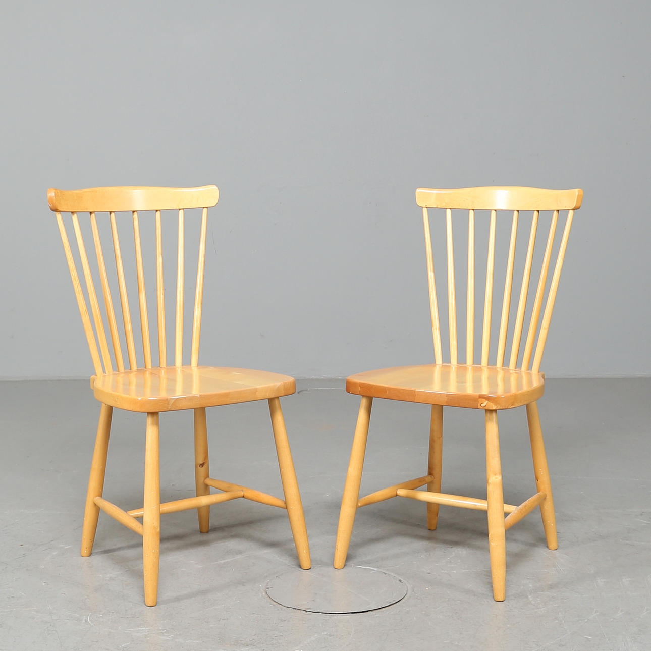 STOLAR, två stycken i björk, 1900-talets andra hälft.