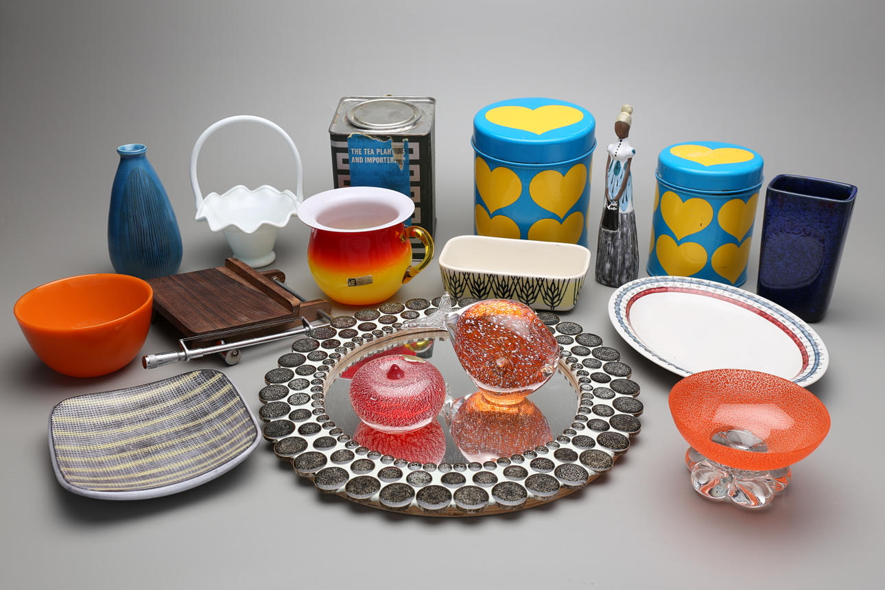 PARTI RETRO, 17 delar. bla Colora, Rörstrand, JIE, Bo Fajans.