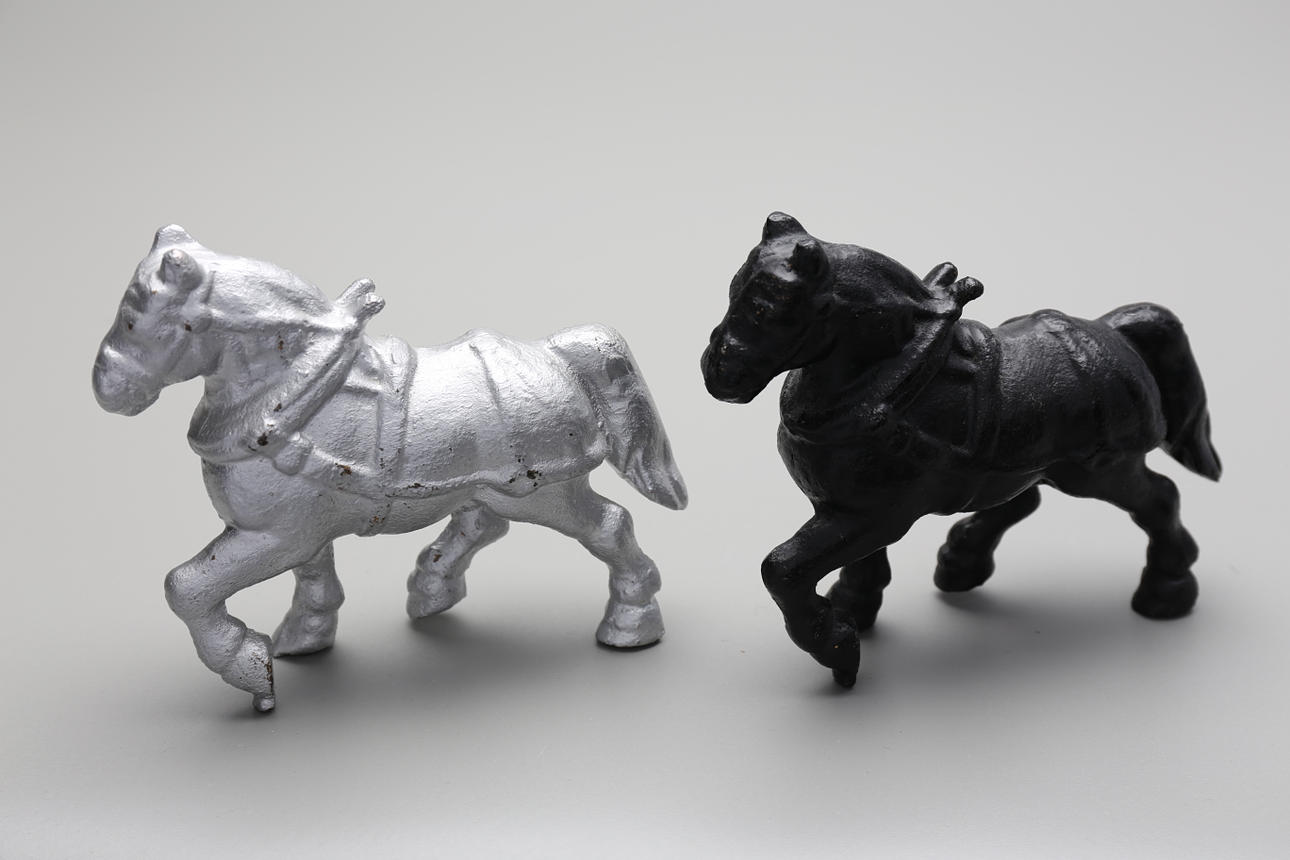 HÄSTAR, 2 st, gjutjärn, 1900-tal.