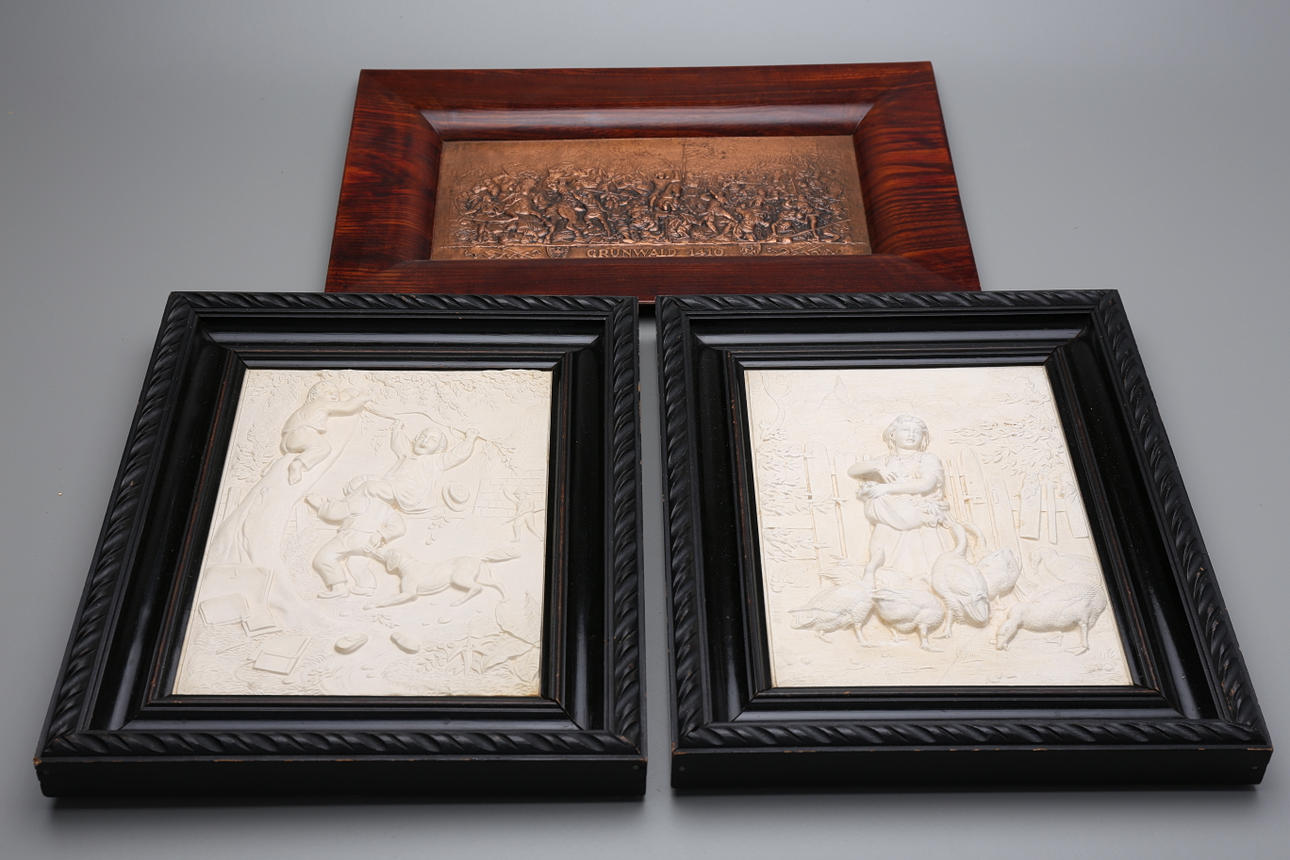 TAVLOR, 3 st, koppar, pressad benmassa, 1900-tal.