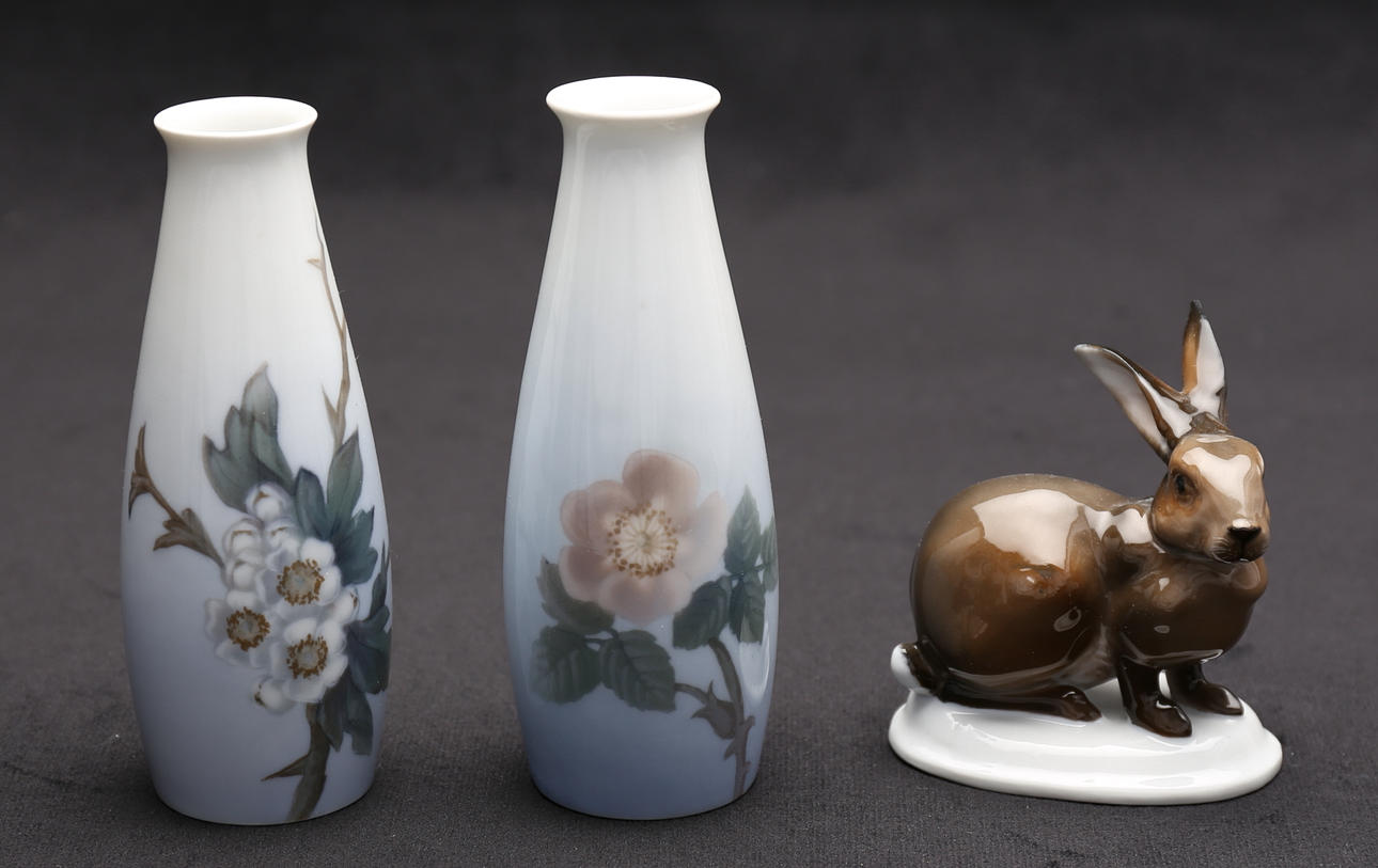 FIGURIN, samt 2 vaser, Rosenthal, Bing & Gröndahl, porslin, 1900-tal.