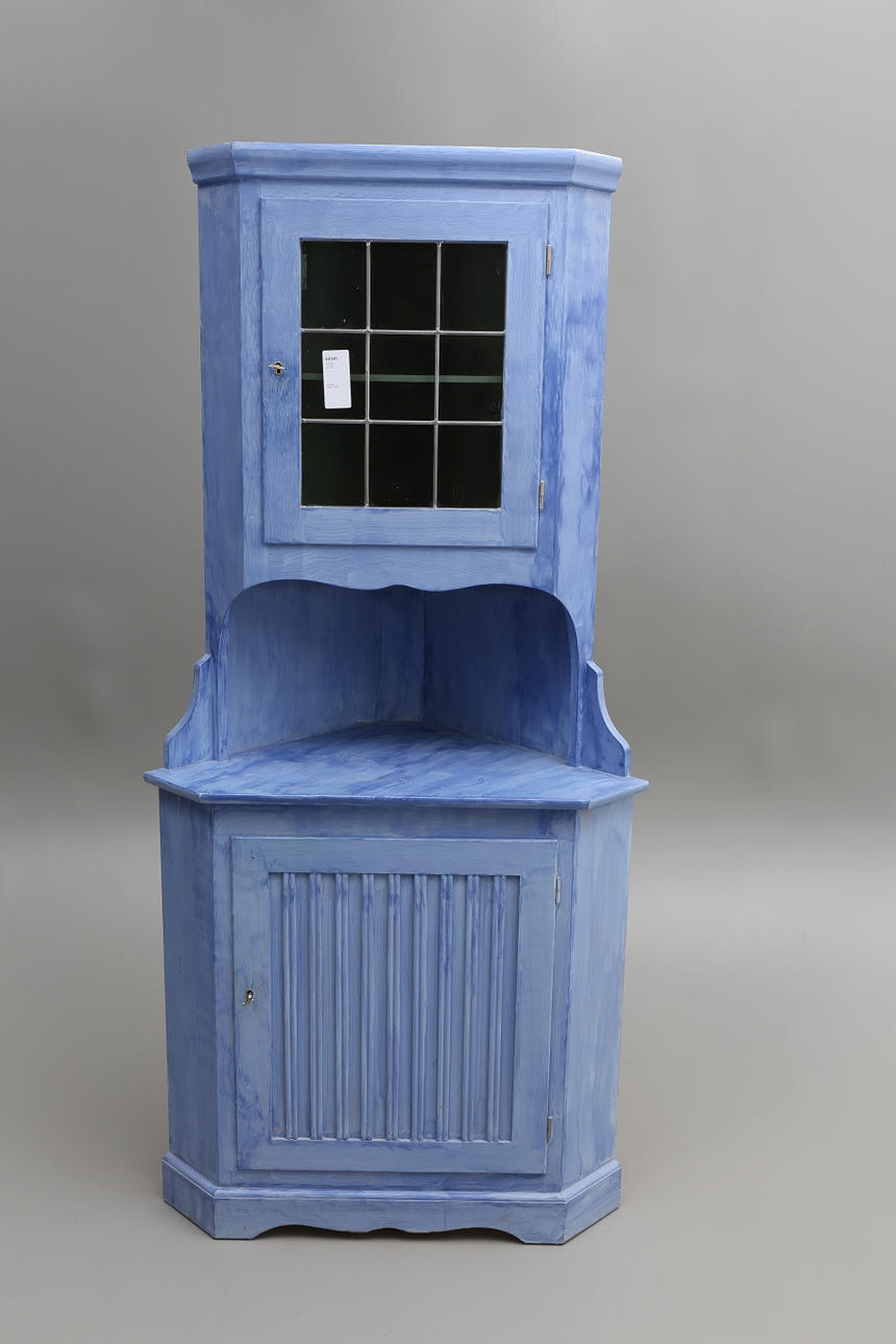 HÖRNSKÅP, 1900-talets andra hälft.