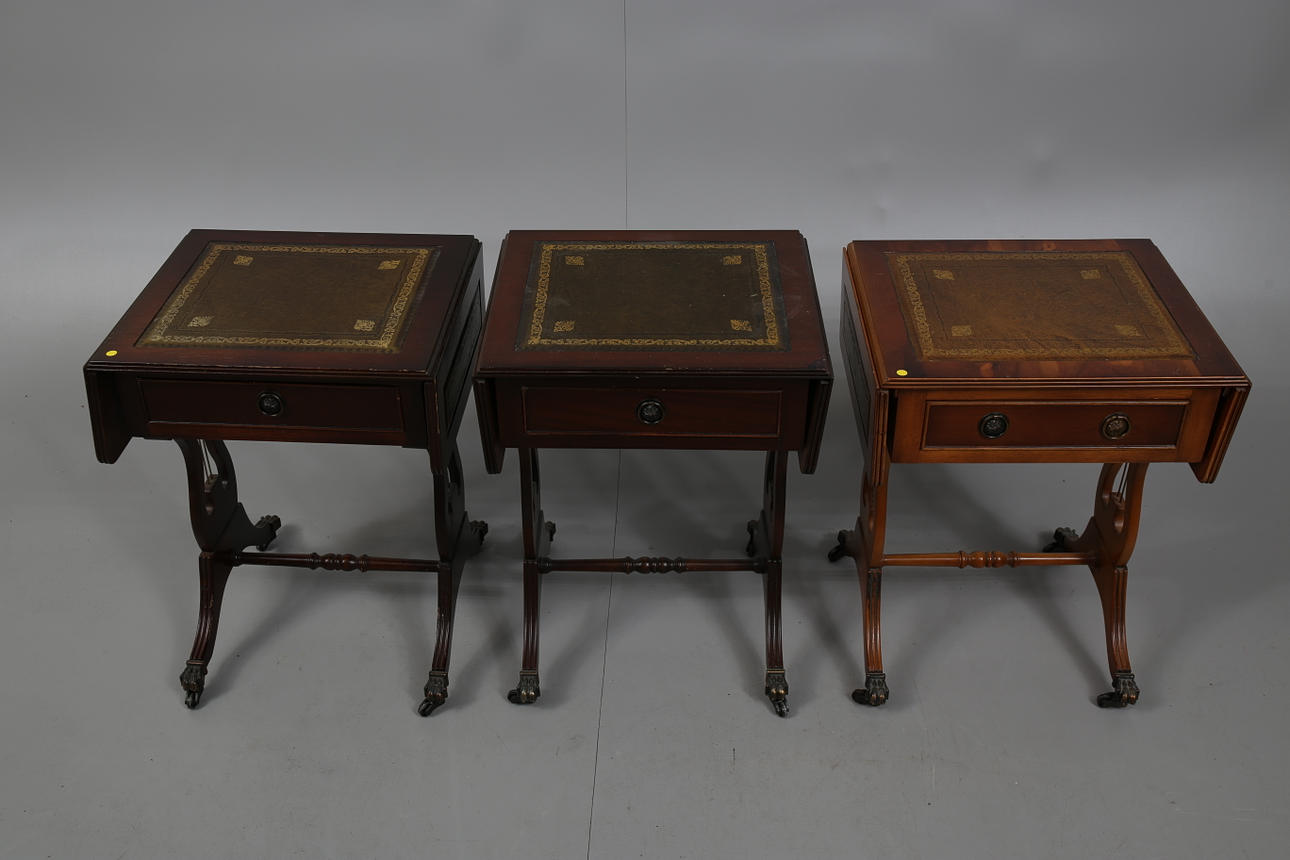 TABLE WITH FLAPS, Eibe und Mahagoni, 3 Stück, England.