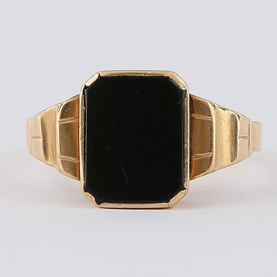 Signet ring, 18k gold, weight 4.90 grams.