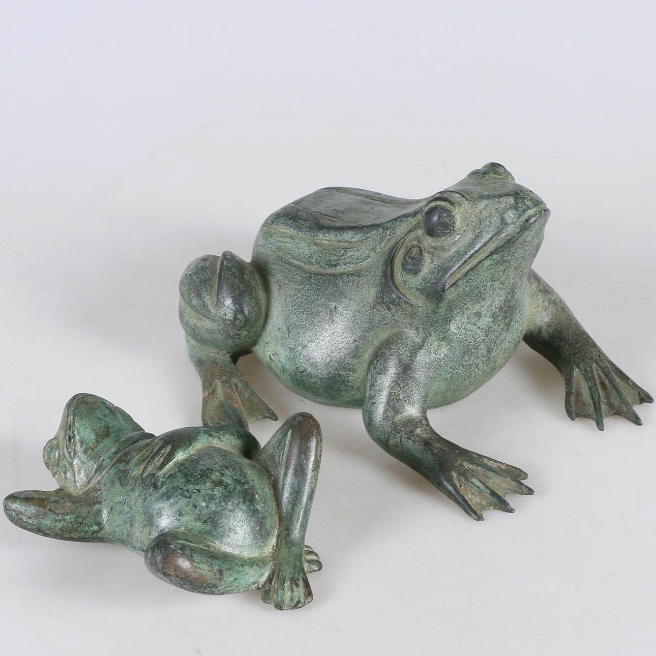 SKULPTURER, 2 st, grodor, brons.
