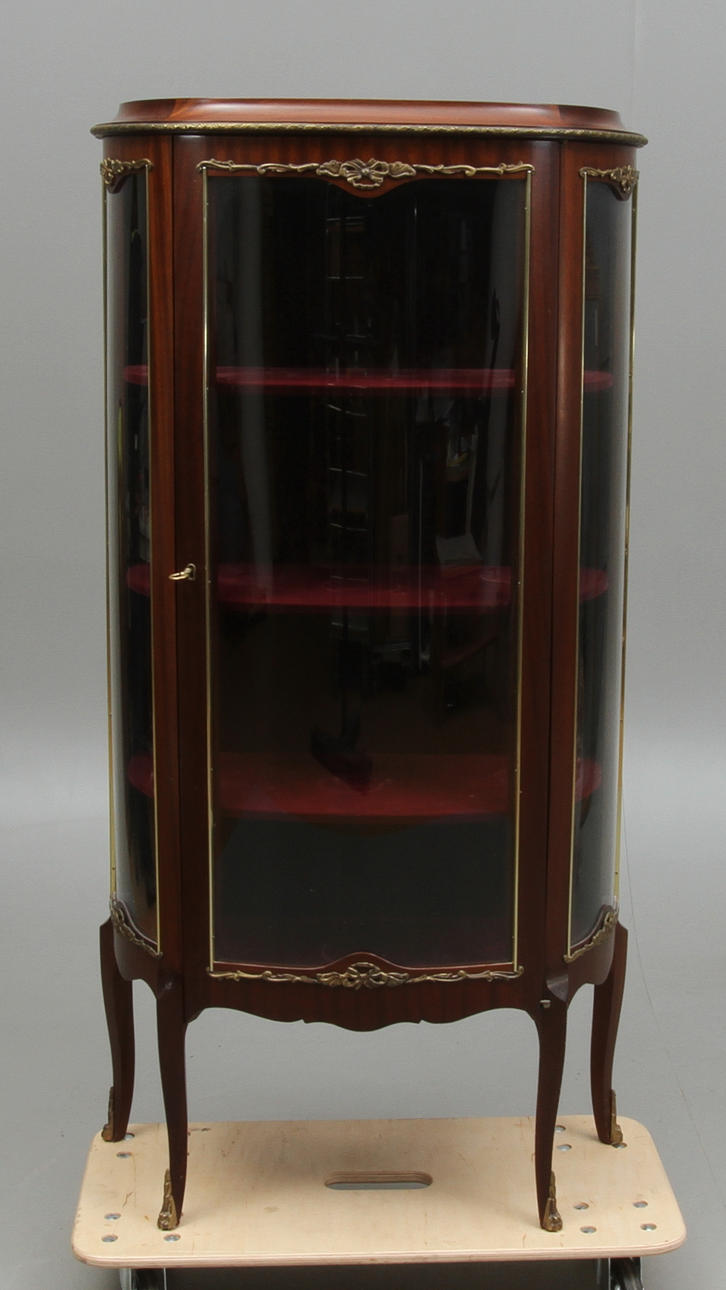 VITRINSKÅP, rokokostil, 1900-tal.