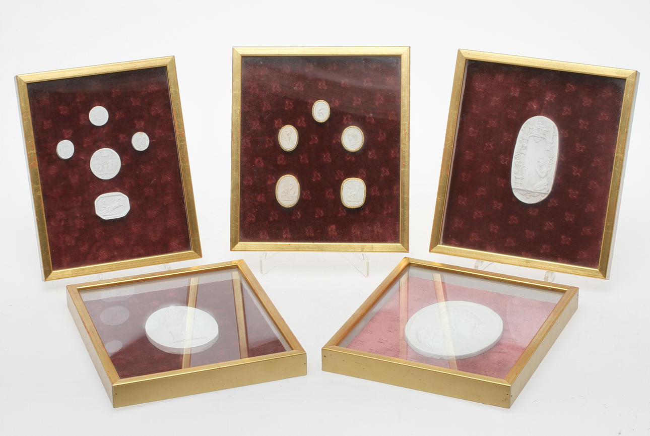 SIGILL/PLAKETTER, gips, monterade i ramar.