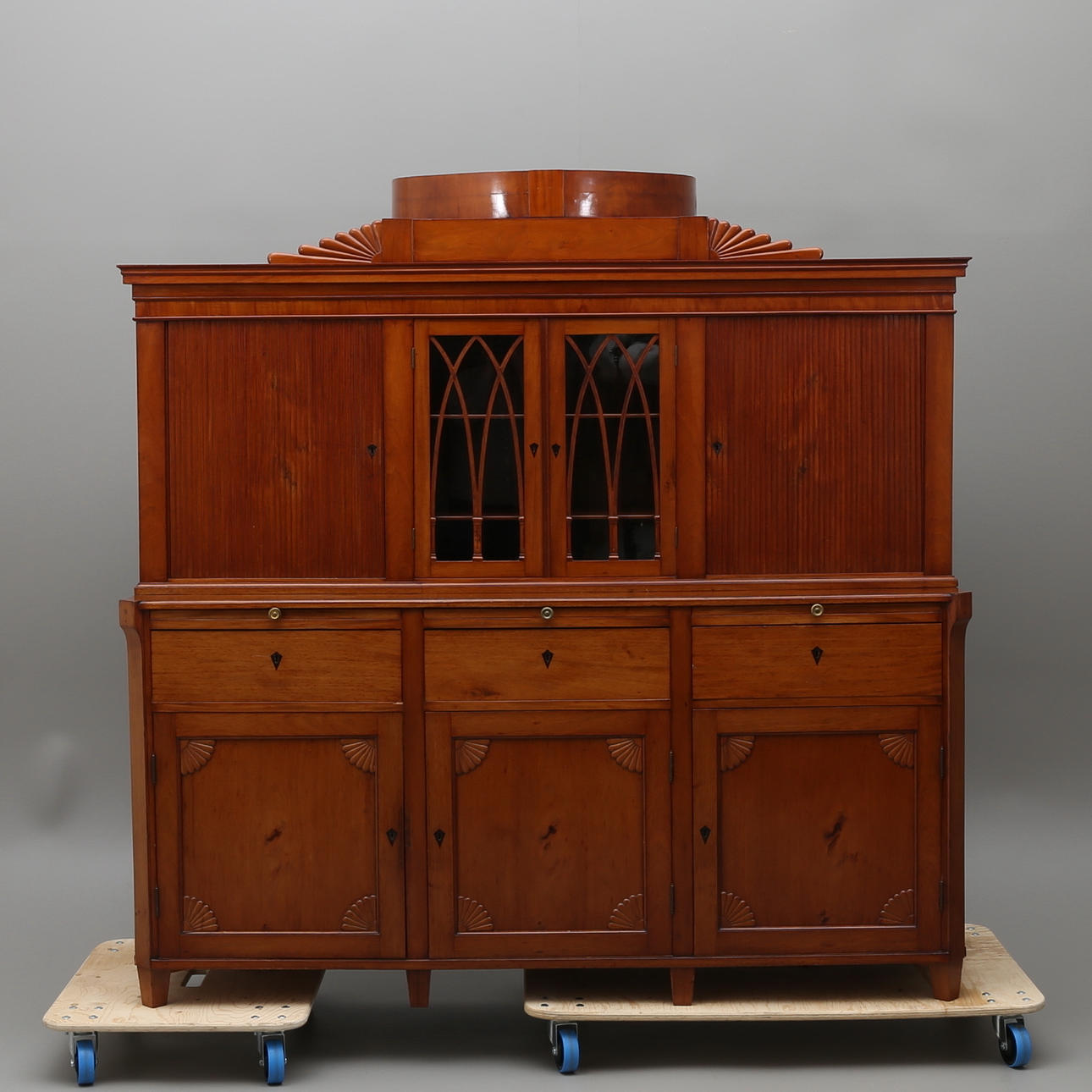 SKÄNK MED VITRINÖVERDEL, 1900-talets början.