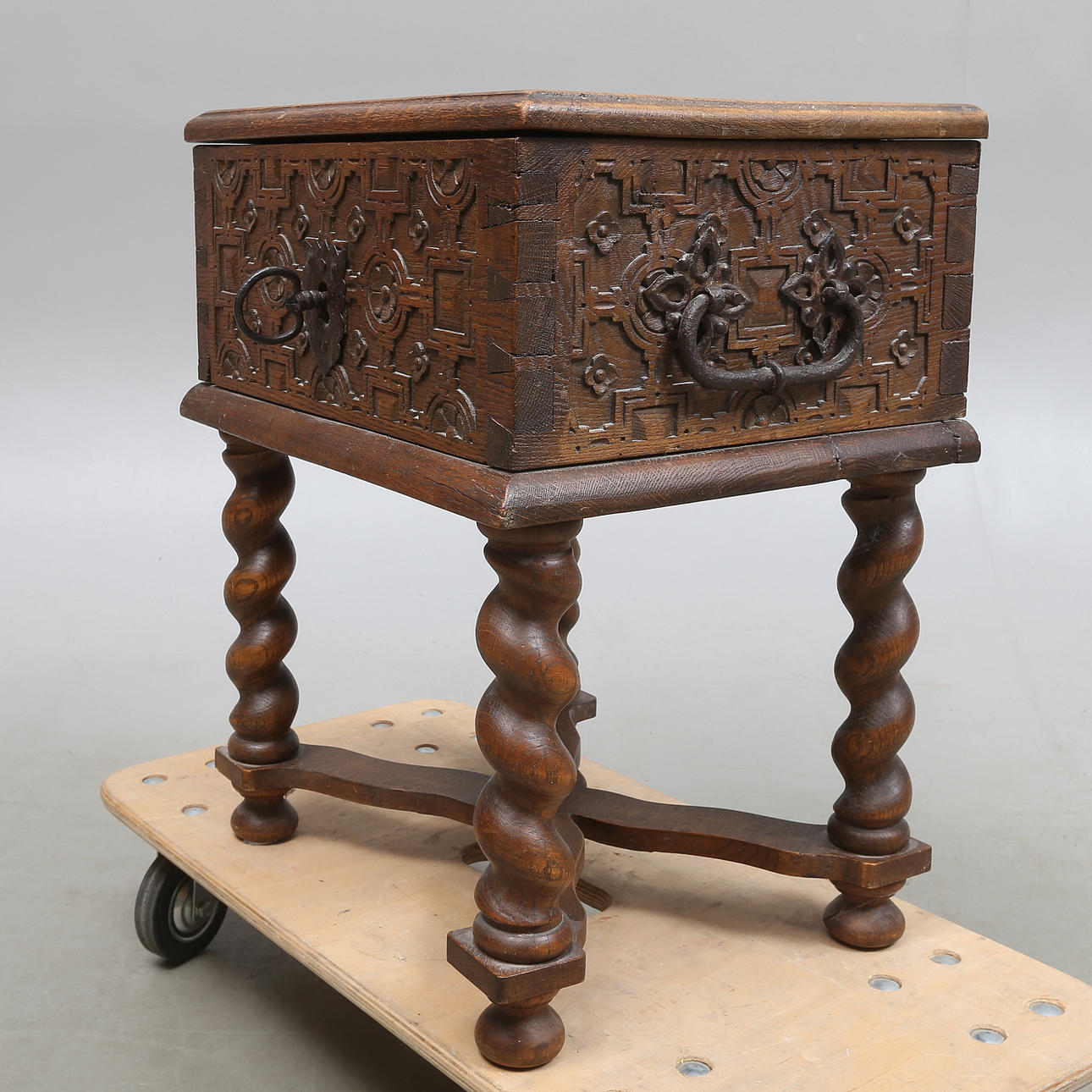 COFFIN, 18th century, on later legs.