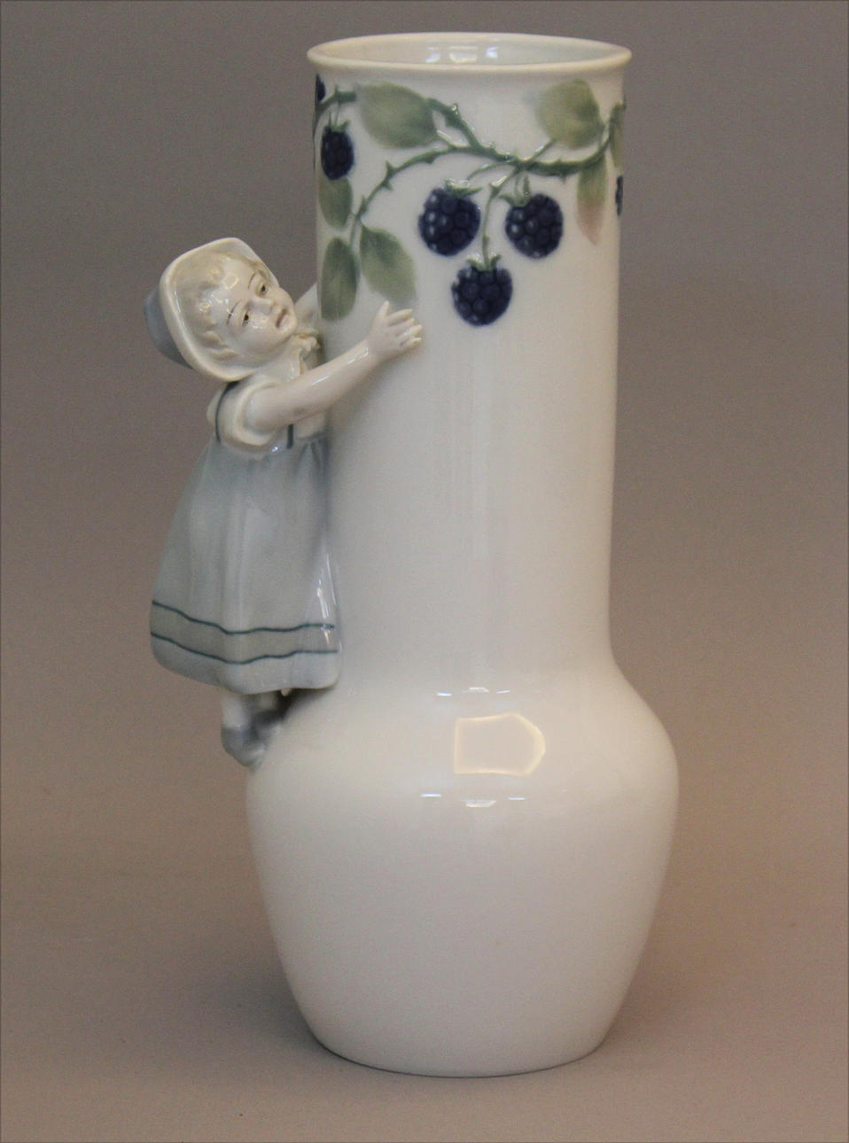 VAS med figurin i jugendstil. Metzler & Ortloff Ilmenau, Tyskland, ca 1920-tal.