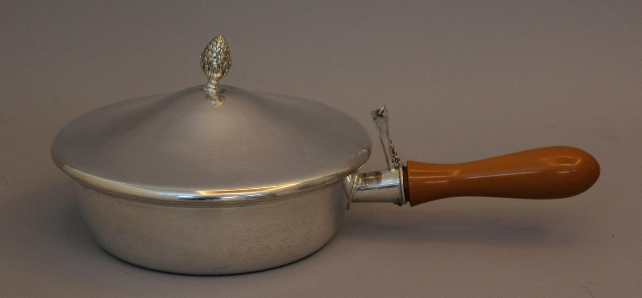 KARL ANDERSSON. Silverkarott med lock. Totalvikt 480 gram.