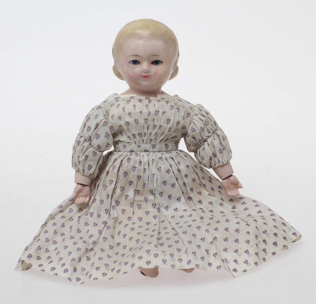 DOCKA med tvål/vax-huvud, kropp, armar och ben i trä och massa. Ögon av glas. Blundfuktion.