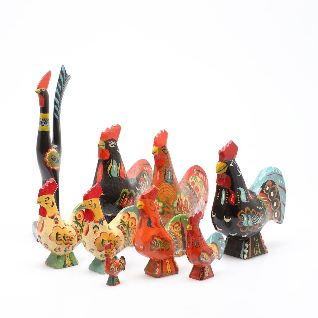 Lote DE GALLOS, 9 piezas, madera pintada, 1900.