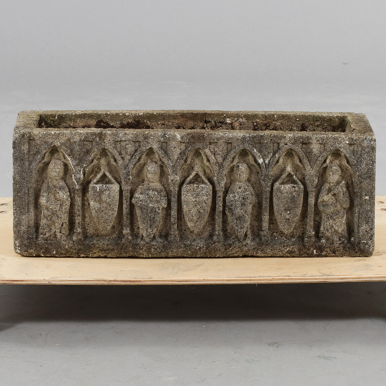 KAR PÅ BEN, gjutmassa, 1800-tal.