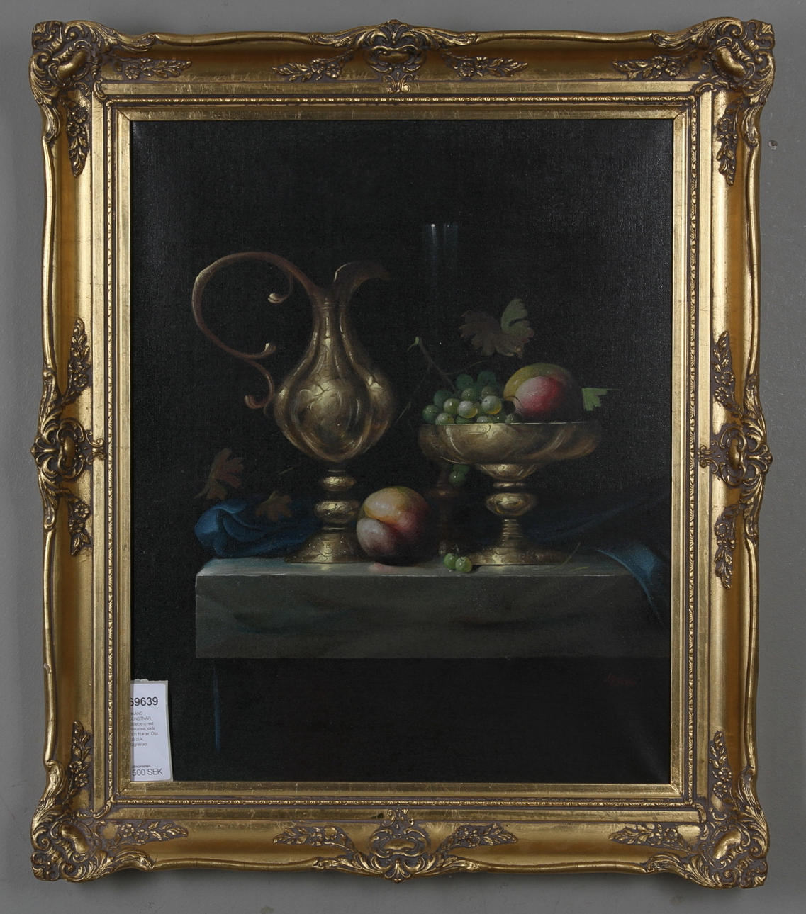 OKÄND KONSTNÄR. Stilleben med vinkanna, skål och frukter. Olja på duk. 1900-tal.Signerad.