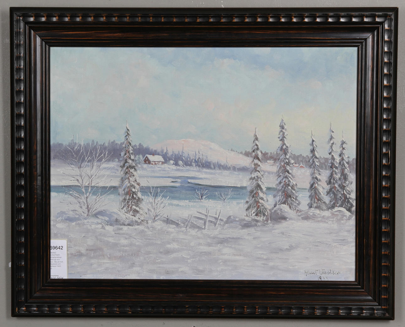 OKÄND KONSTNÄR. Vinterlandskap med sjö och hus. Olja på duk. Signerad och daterad 1933.