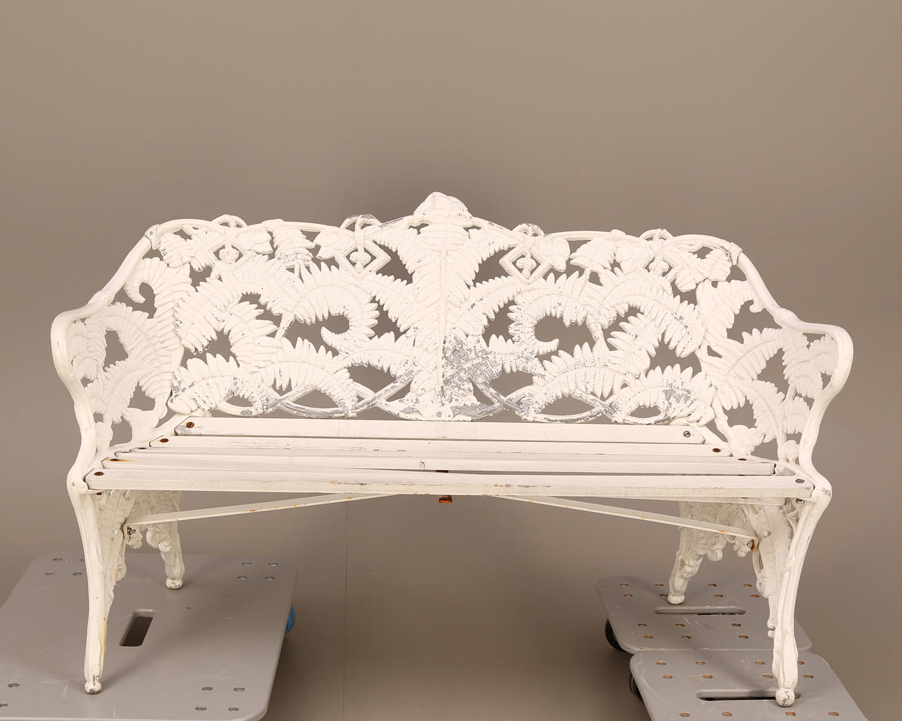 TRÄDGÅRDSSOFFA, aluminiumlegering / gjutjärn, vit, "Ormbunke", 1900-tal.