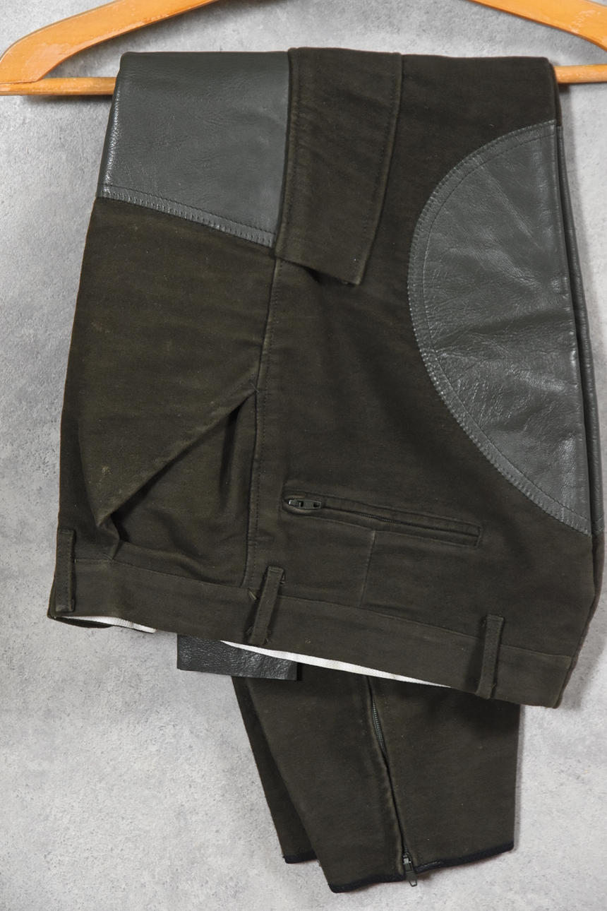 JAGDHOSE, lederbeschlagener Chevalier.