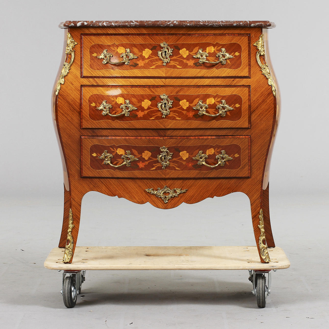 BYRÅ, rokokostil, 1900-tal.