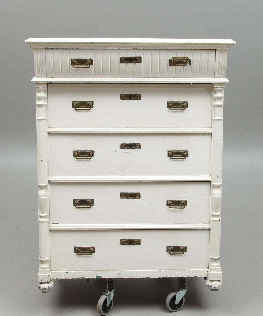 BYRÅ, vitmålad, sekelskiftet 1800/1900.