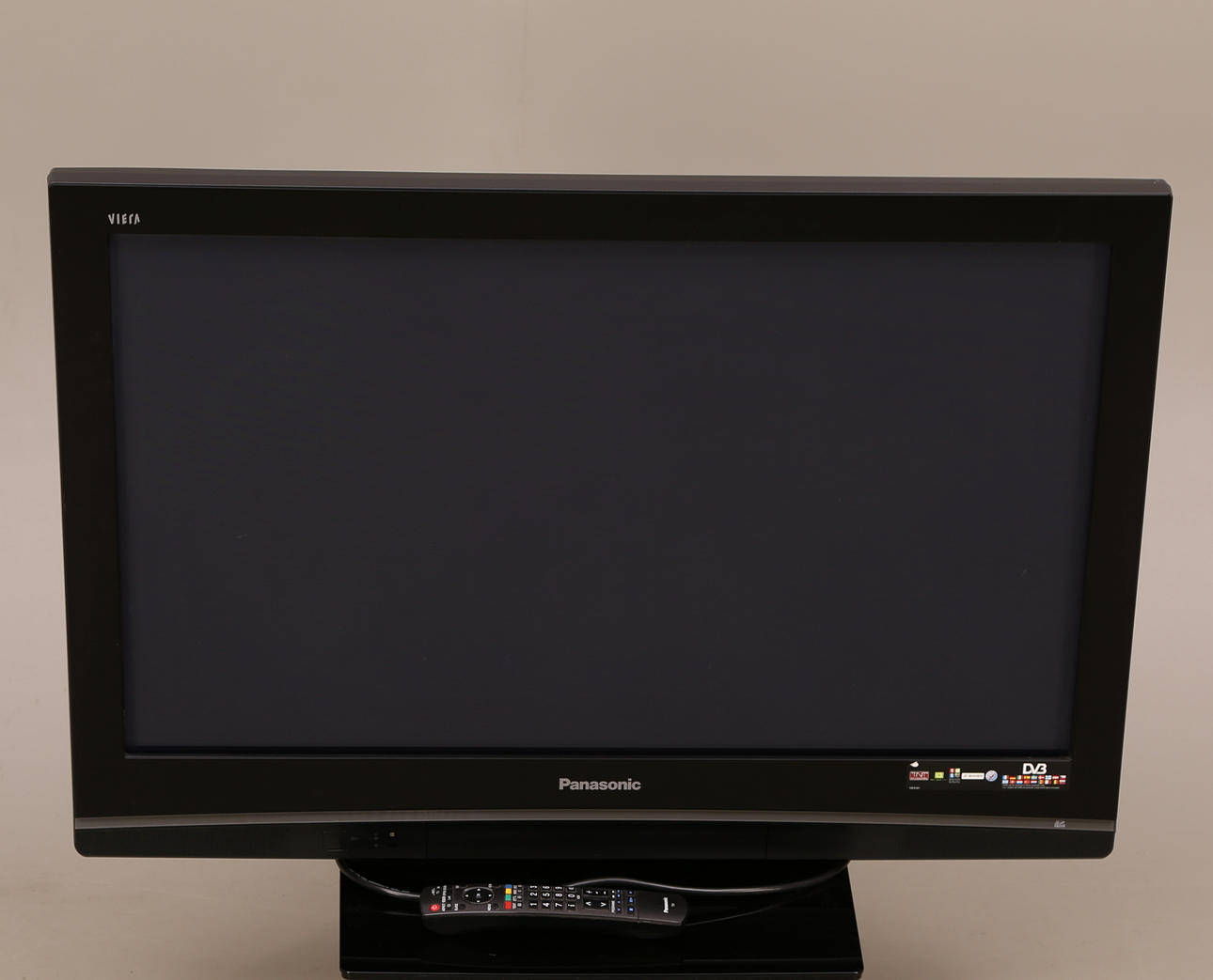 FLAT TV, 37 pulgadas, Panasonic, mando a distancia.