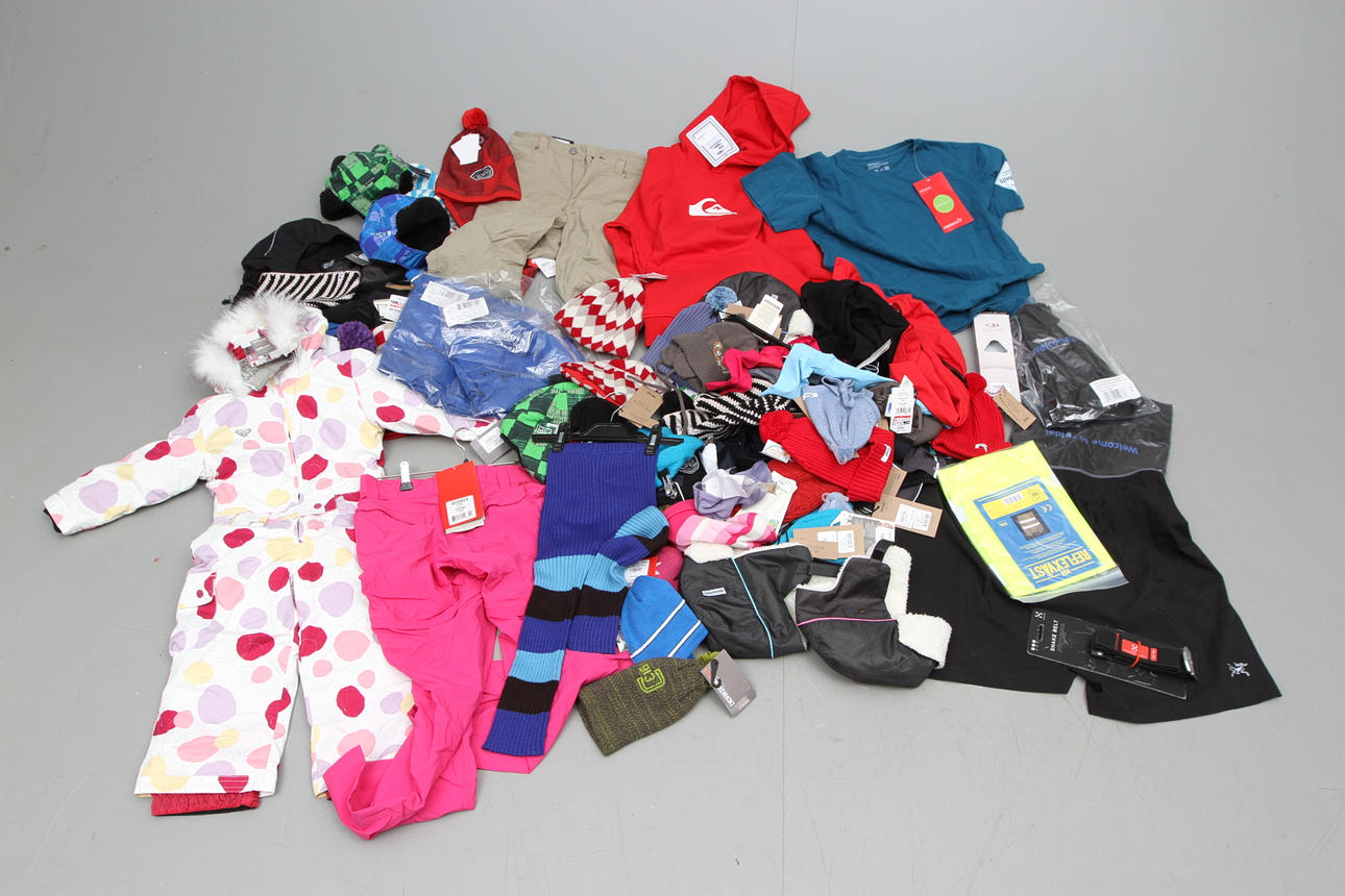 KLÄDER och MÖSSOR, ca 80 delar, Konkurs efter Uteliv Linköping.