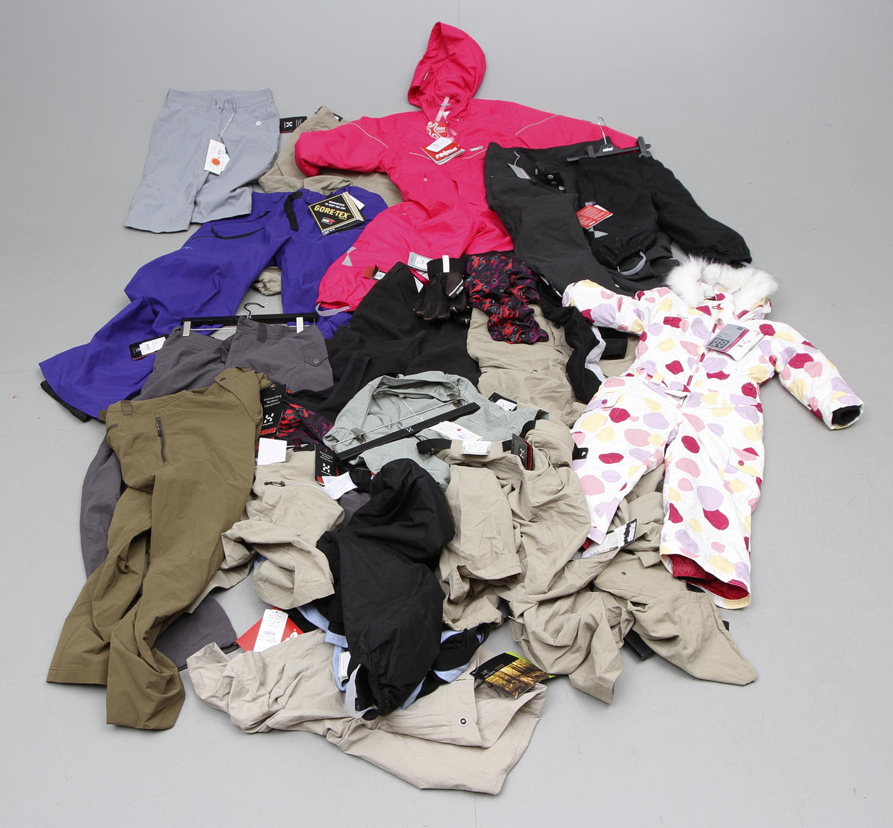 KLÄDER, ca 25 delar, Konkurs efter Uteliv Linköping.