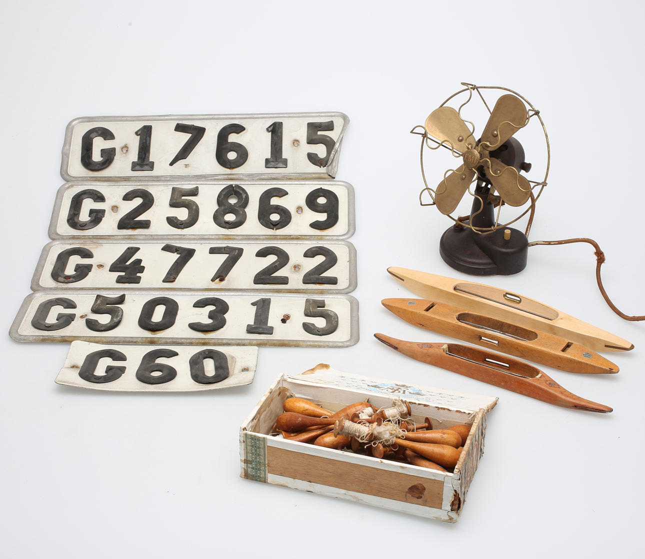 REGISTERINGSSKYLTAR, BORDSFLÄKT Emi, mässing/bakelit m m.