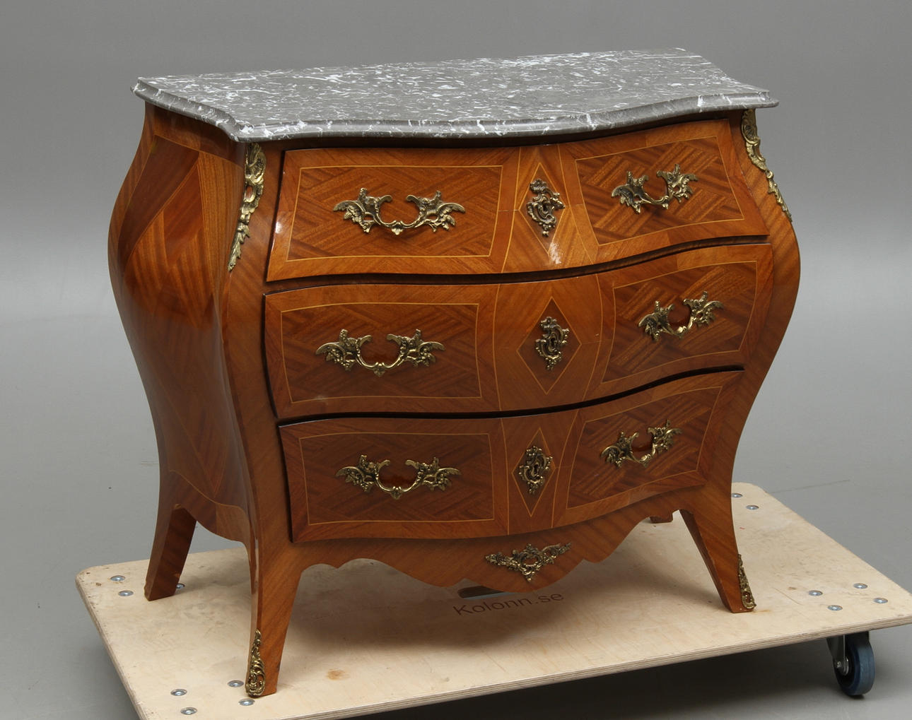 BYRÅ, rokokostil, 1900-tal.