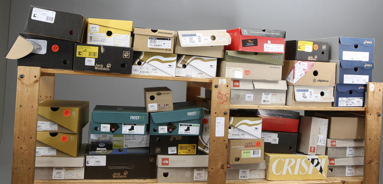 NYA SKOR, 38 par, bland annat Meindl, Asics, Haglöfs och The north face.