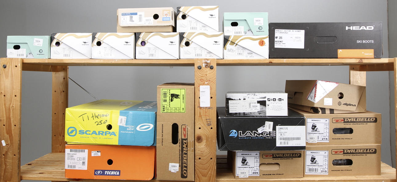 NYA SKOR OCH PJÄXOR, 19 par, bland annat Lange, Sorel och Head.