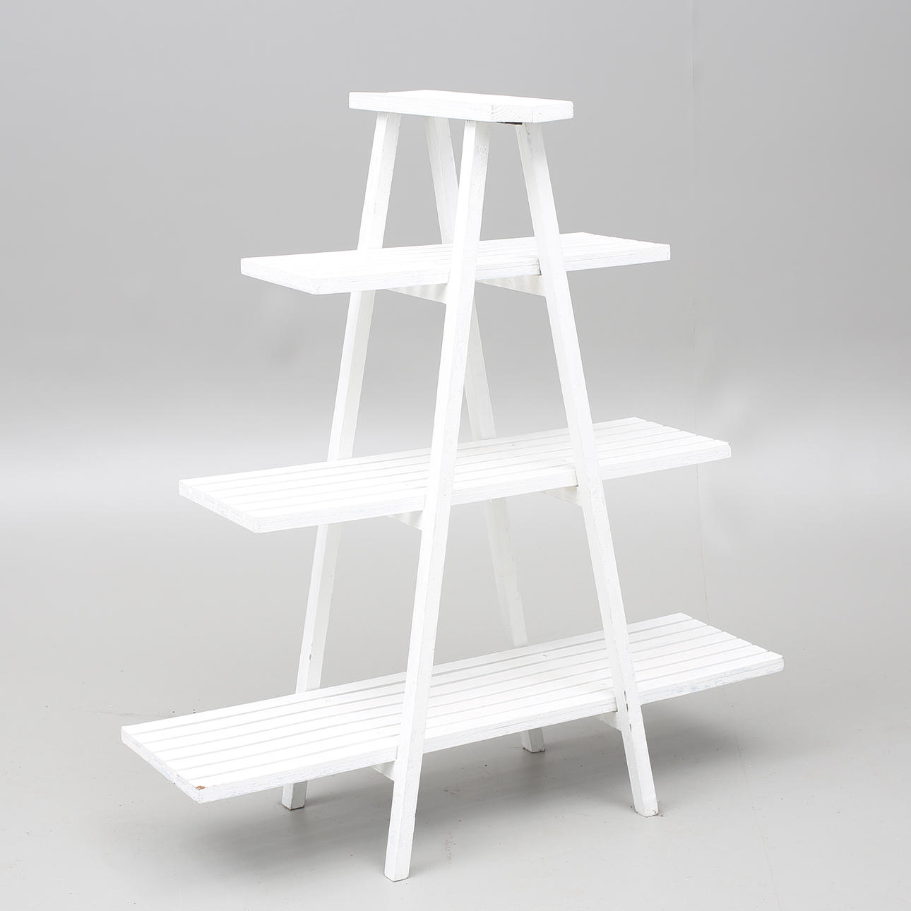 BLOMSTÄLLNING, vitmålat trä, 2000-tal.