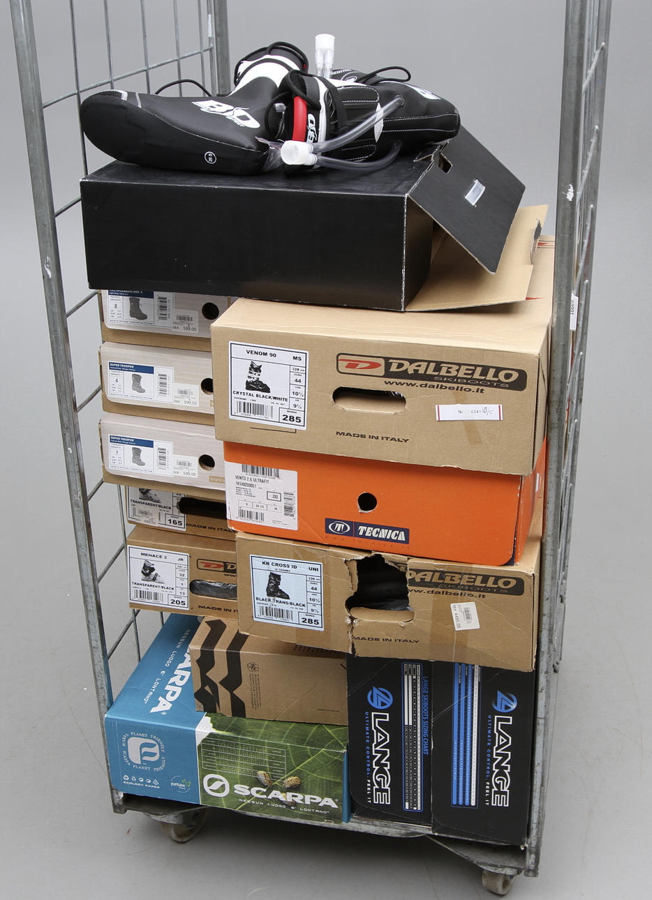 NYA PJÄXOR OCH SKOR, 18 par, bland annat Lange, Sorel, Scarpa och Dalbello.