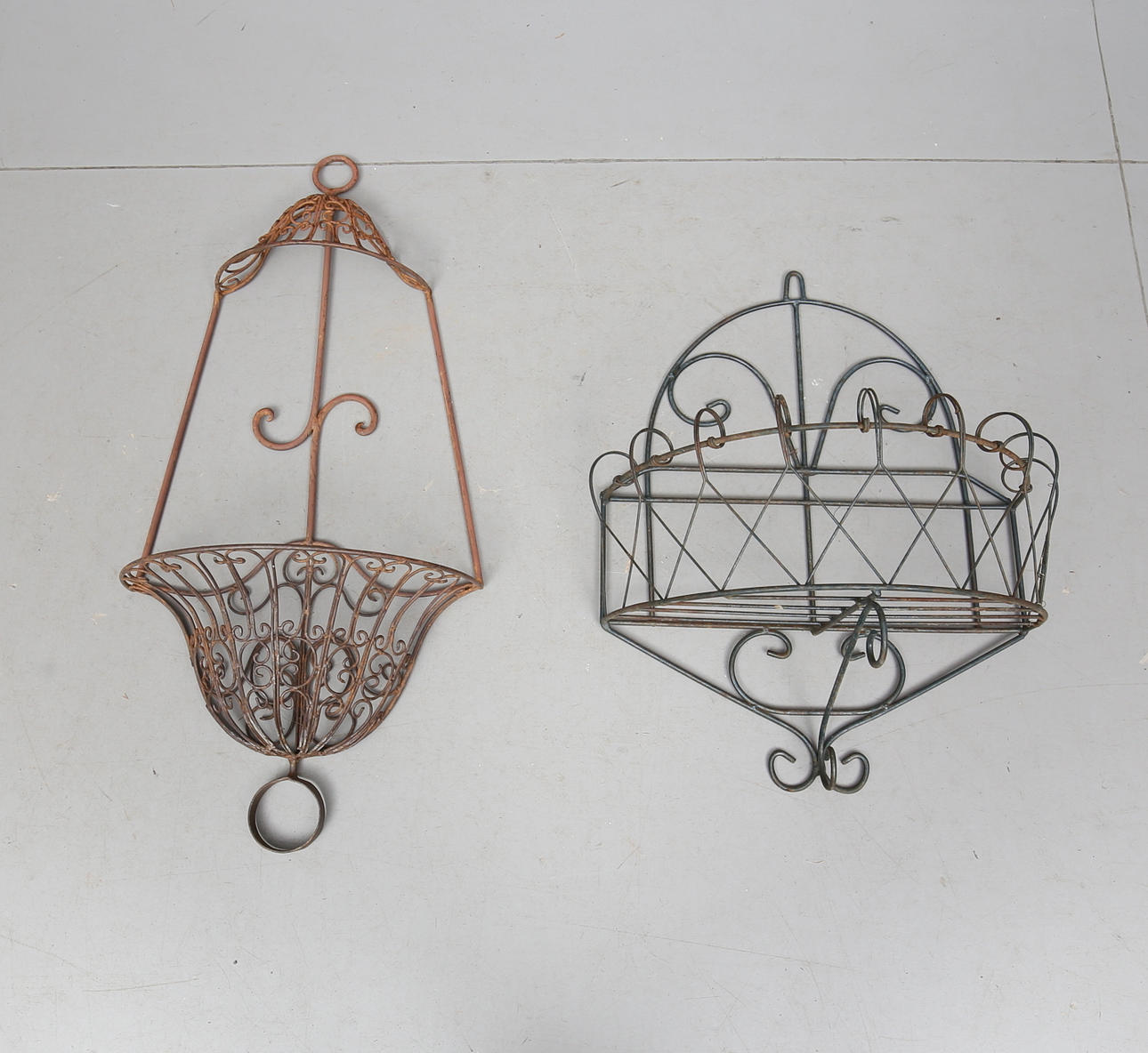 BLOMHÅLLARE, 2 st, 1900-/2000-tal.