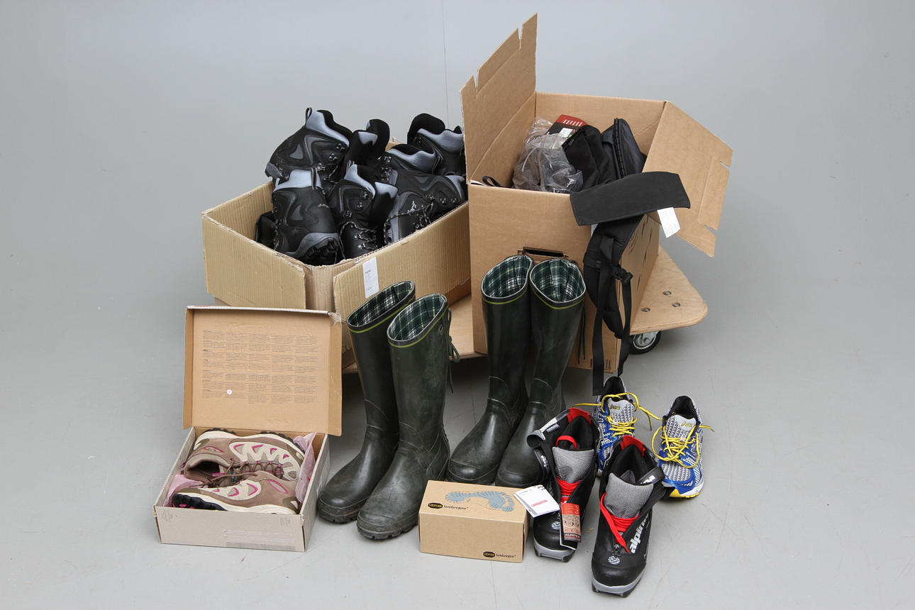 NYA PJÄXOR OCH SKOR, samt div, bland annat Lundhags, Alpina och Asics.