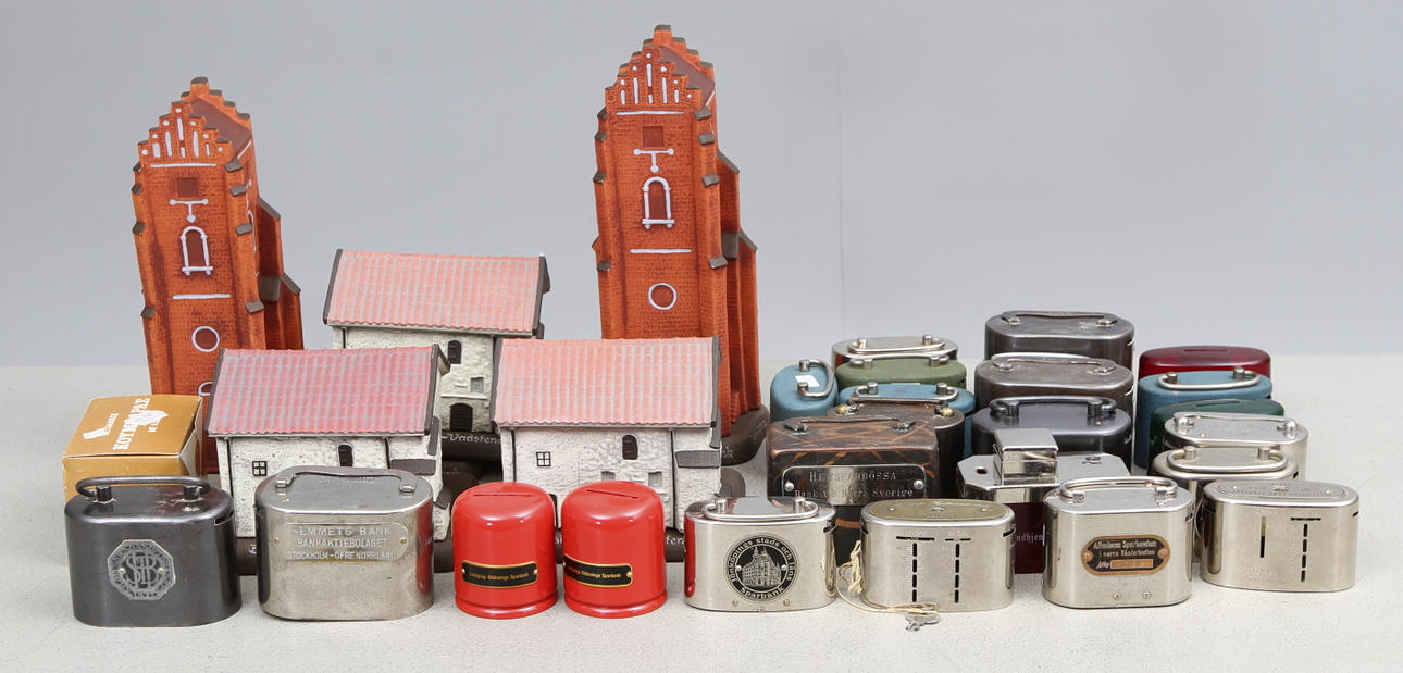 SPARBÖSSOR, ca 30 st, metall och keramik.