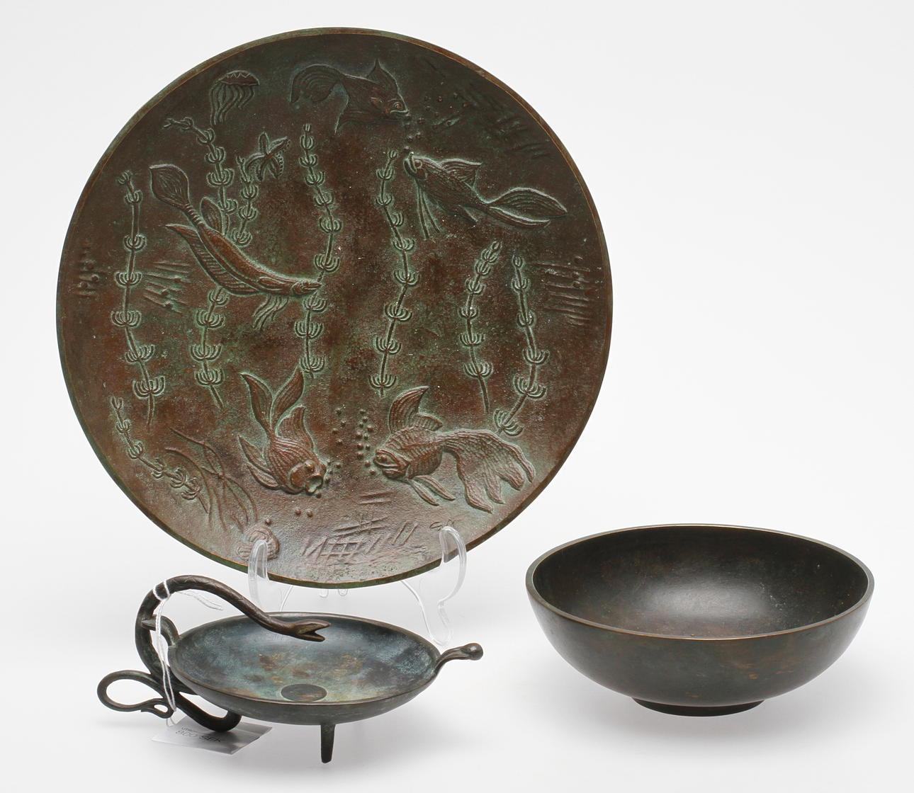 SKÅL, NATTLJUSSTAKE samt FAT, brons, 1940-tal.