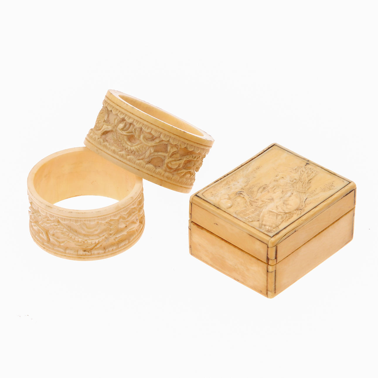 LOCKASK samt SERVETTRINGAR, 2 st, ben, orientaliska, 1800/1900-tal.