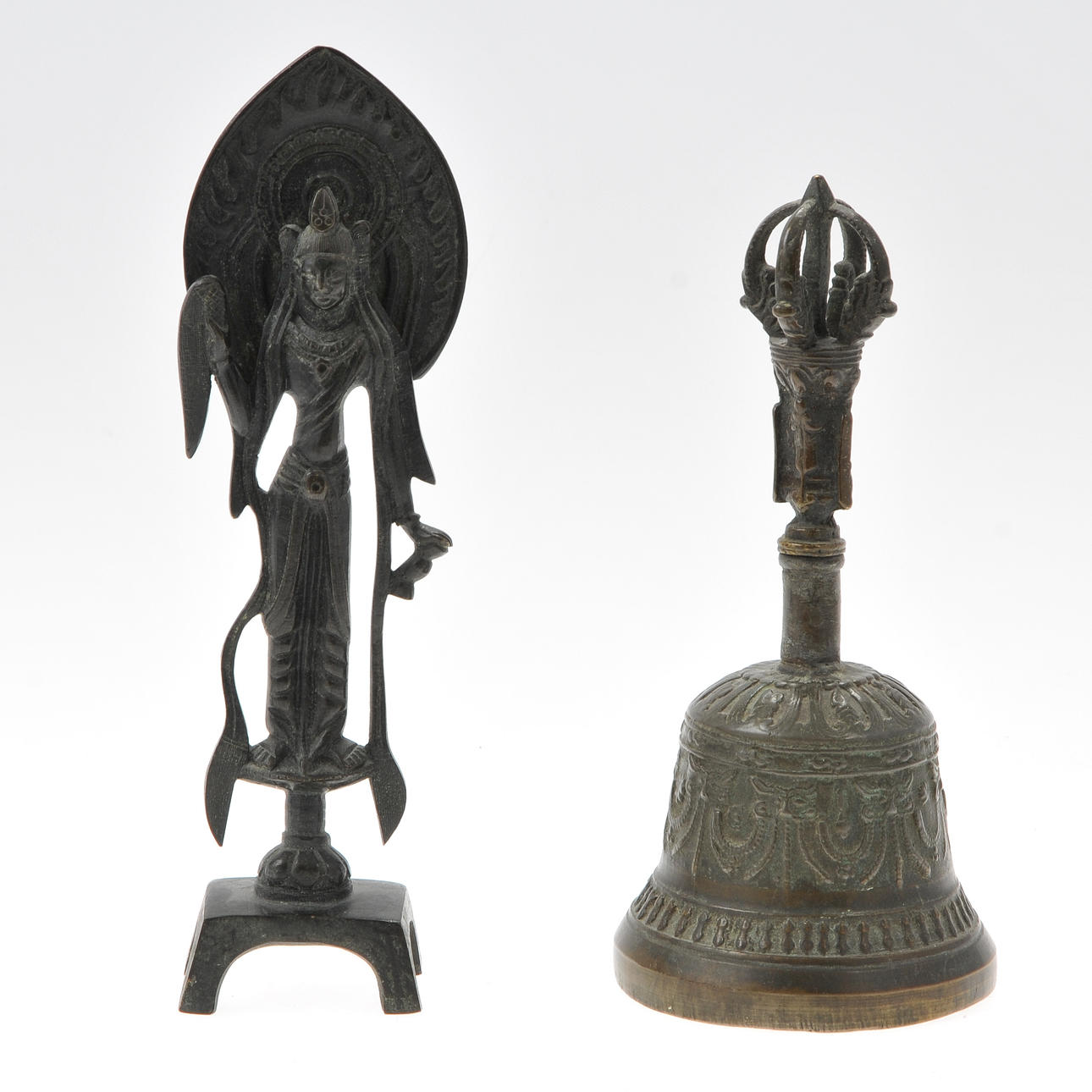KLOCKA samt FIGURIN, metall, orientaliska, 1900-tal.