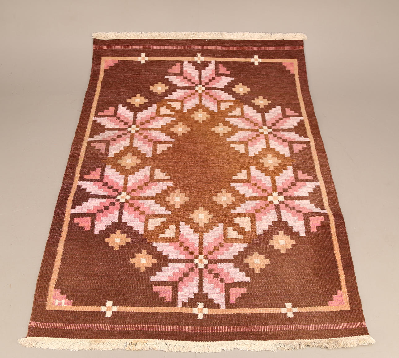 ROLLER TEPPICH, braune Grundfarbe - polychrom, 170 x 230 cm, signiert ML, 1900er. Teppiche & Textilien - Teppiche