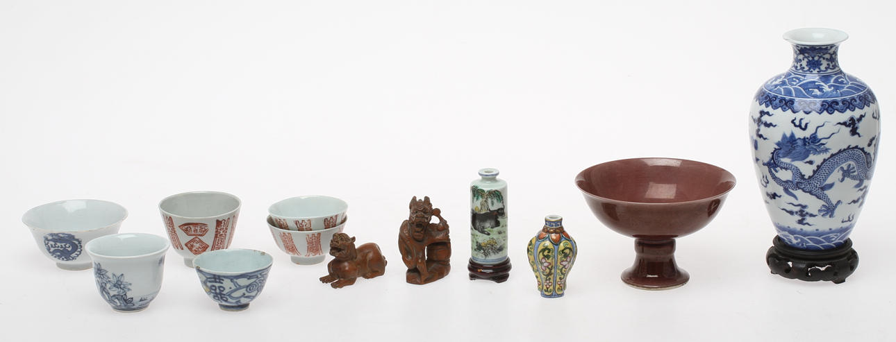 Lote Porcelana y MADERA, 12 piezas, China.