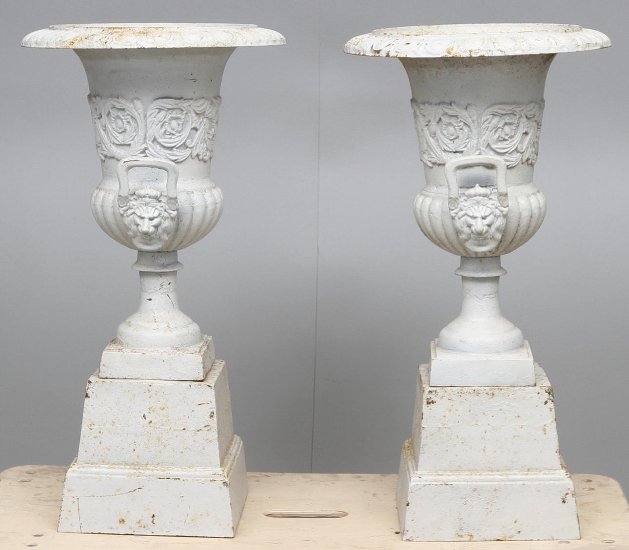 URNOR, metall, ett par på socklar, 2000 tal.