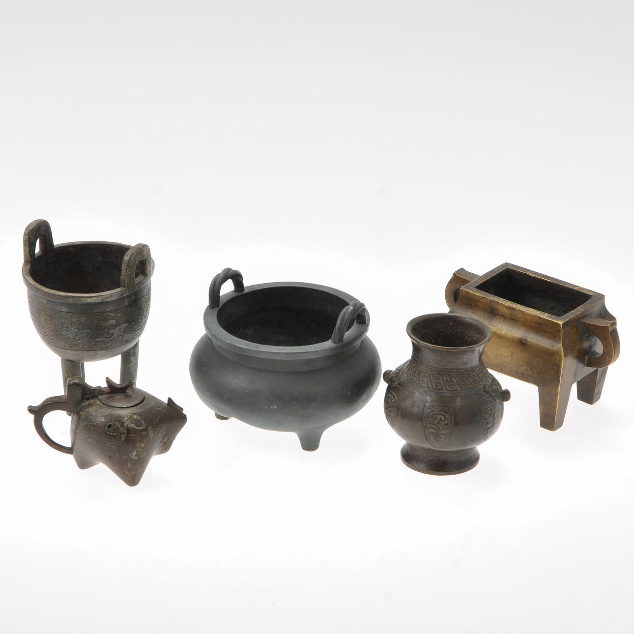RÖKELSEKAR, 4 st samt KANNA, brons, orientaliska.
