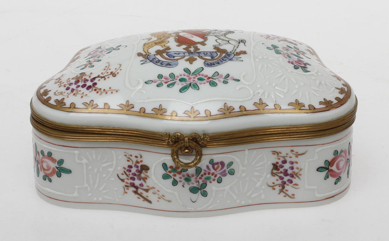 DOSA, porslin med emaljfärger, trol. Frankrike, omkring 1900.