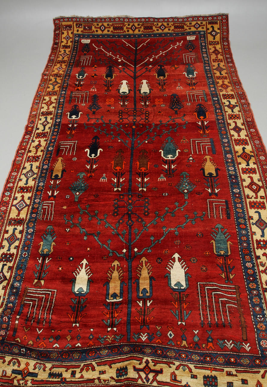 MATTA. orientalisk, ca 375 x 210 cm.