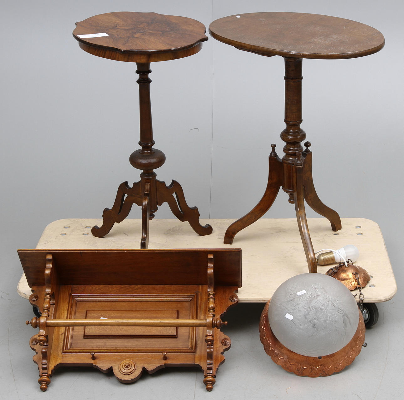 MÖBLER, 4 del, taklampa, 2 pelarbord samt väghylla, 1800-1900 tal.