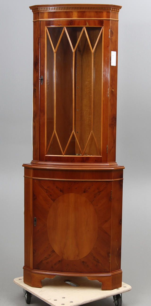 HÖRNSKÅP, idegran, Engelsk stil, 1900 tal.